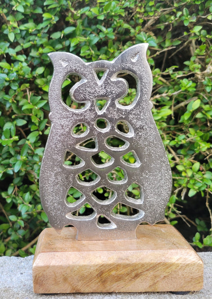 Dekorative Eulenfigur aus Holz und Metall